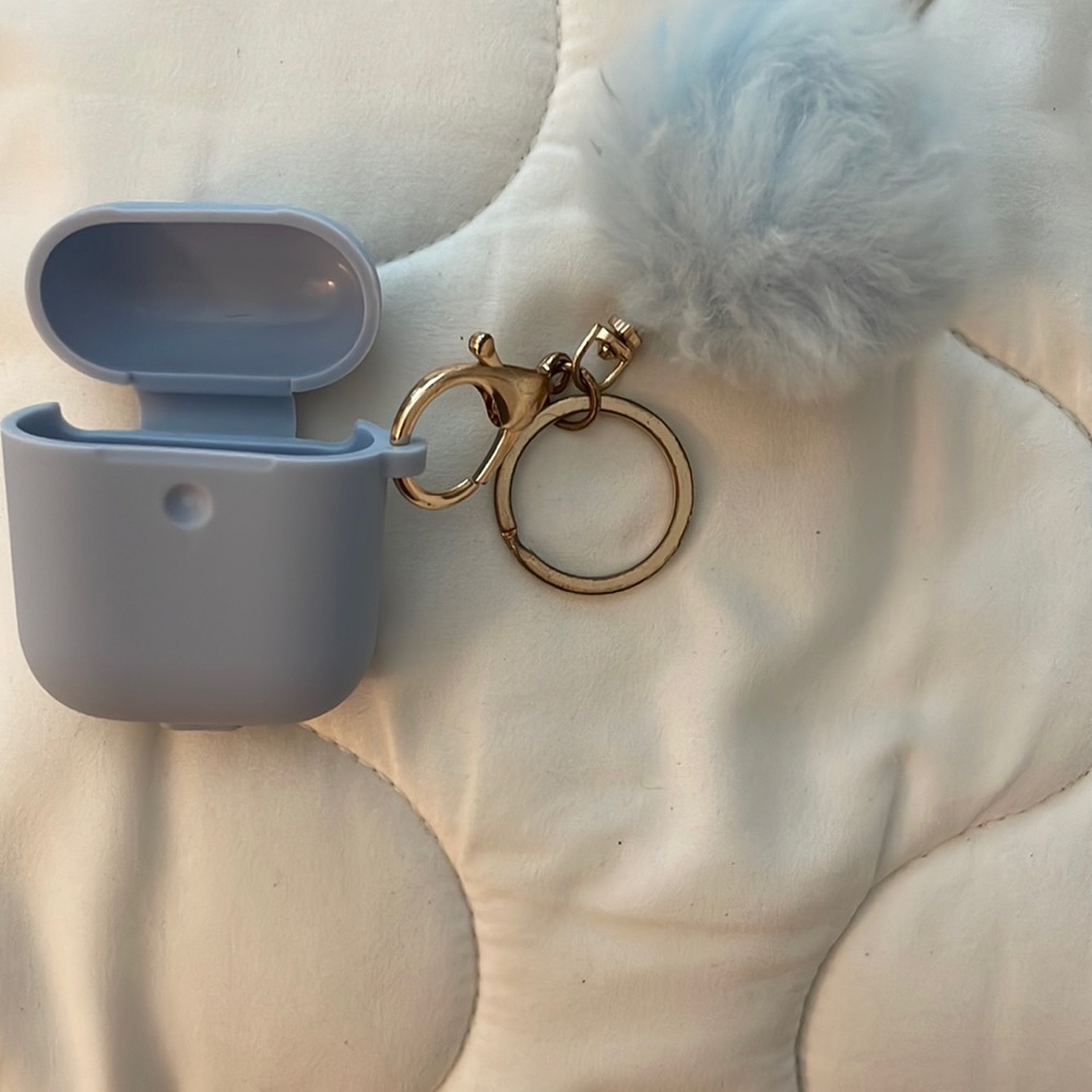 Blue apple AirPods case, attachable keychain feature.